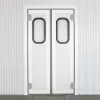 Puerta abatible de dos hojas de vaiven de servicio tipo industrial con visores